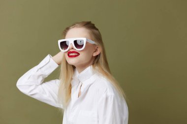 Sarışın kadın, beyaz gömlek, güneş gözlüğü, yaşam tarzı.