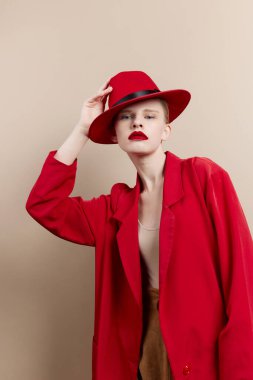 Güzel kadın kırmızı ceket ve şapka kırmızı dudaklar, izole edilmiş arka plan.