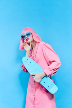 Pembe peruklu, stüdyo modeli değiştirilmemiş bir kadın.