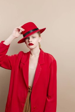 Güzel kadın kırmızı dudak moda ceketi kozmetik stüdyo modeli değiştirilmemiş.