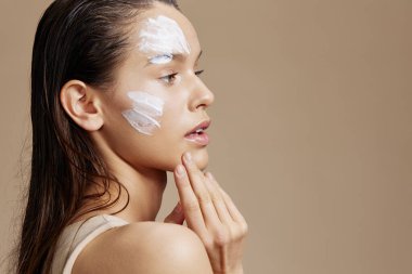 Esmer cilt bakımı için beyaz maske kullanılıyor.