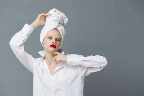 ヘッドスタジオモデルのタオルとファッショナブルな女性の白いシャツの化粧品変更なし — ストック写真