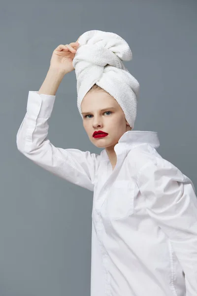 머리 화장을 하고 있는 붉은 입술 수건을 배경으로 한 여자의 사진 — 스톡 사진