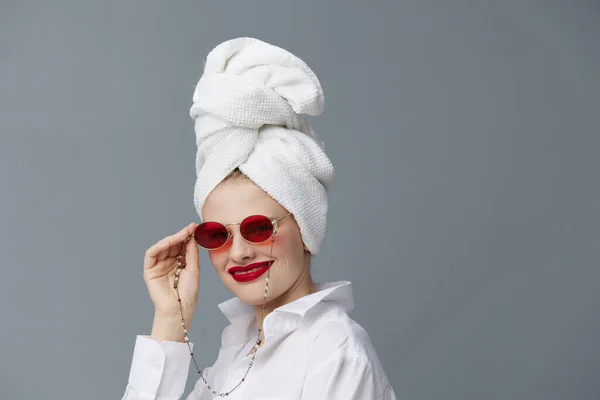 Πορτρέτο μιας γυναίκας κόκκινο γυαλί πετσέτα στο κεφάλι μακιγιάζ απομονωμένο φόντο — Φωτογραφία Αρχείου