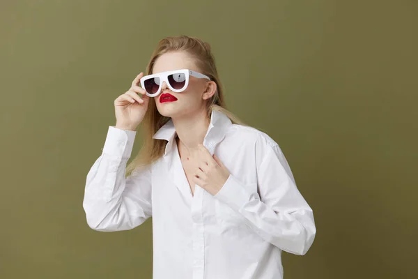Fashionable woman red lips fashion glasses studio model unaltered — 스톡 사진