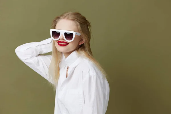 Πορτρέτο μιας γυναίκας μόδας λευκό πουκάμισο γυαλιά ηλίου απομονωμένο φόντο — Φωτογραφία Αρχείου