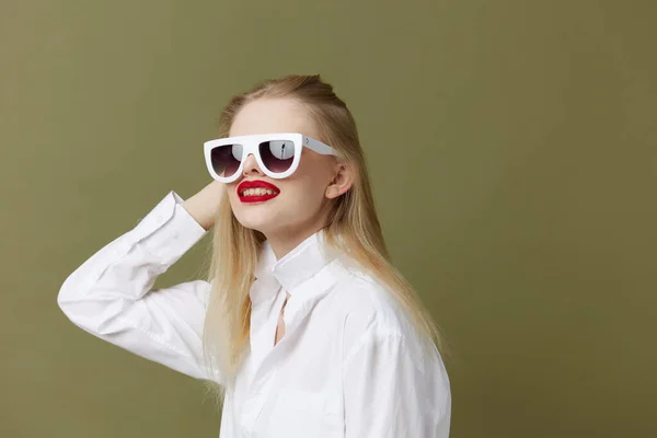 Ξανθιά γυναίκα μόδα λευκό πουκάμισο γυαλιά ηλίου Lifestyle θέτοντας — Φωτογραφία Αρχείου