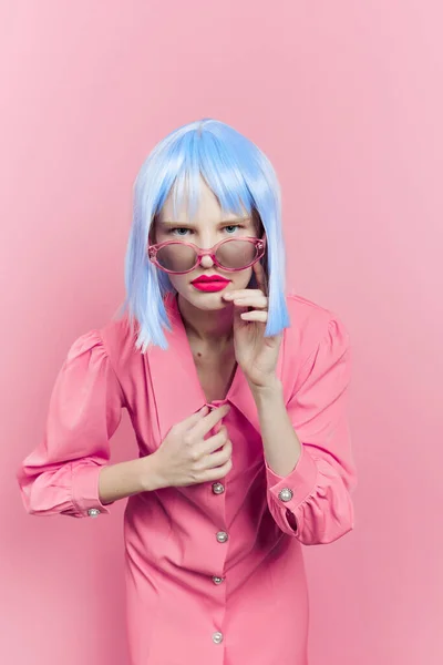 Retrato de una mujer en peluca azul vestido rosa labios rojos aislado fondo — Foto de Stock