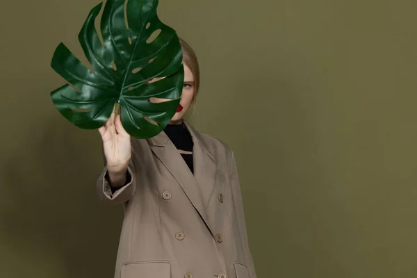 Blond kvinna i päls röda läppar mode palm blad isolerad bakgrund — Stockfoto