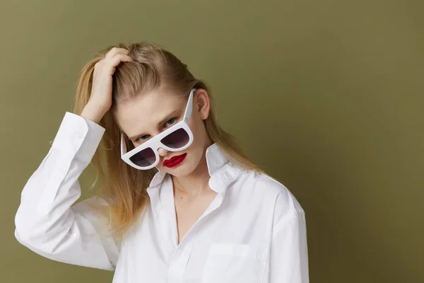 Mujer glamorosa moda camisa blanca gafas de sol estilo de vida posando — Foto de Stock