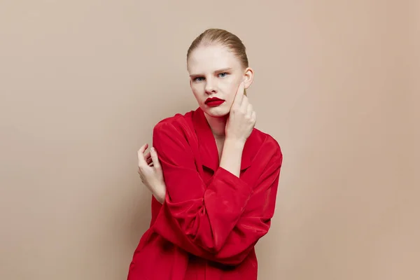 Retrato de una mujer labios rojos chaqueta de moda modelo de estudio inalterado — Foto de Stock