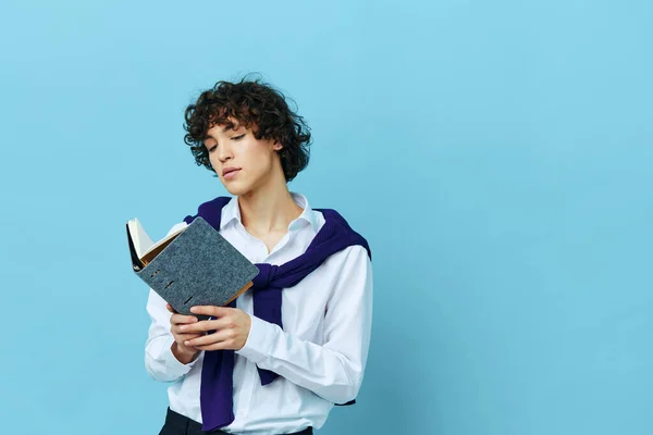 Guy with a notepad in a sweater shirt on the shoulders Lifestyle school — стоковое фото