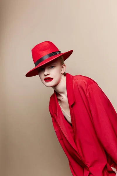 Mujer de moda en un sombrero rojo y chaqueta modelo de estudio de maquillaje inalterado — Foto de Stock