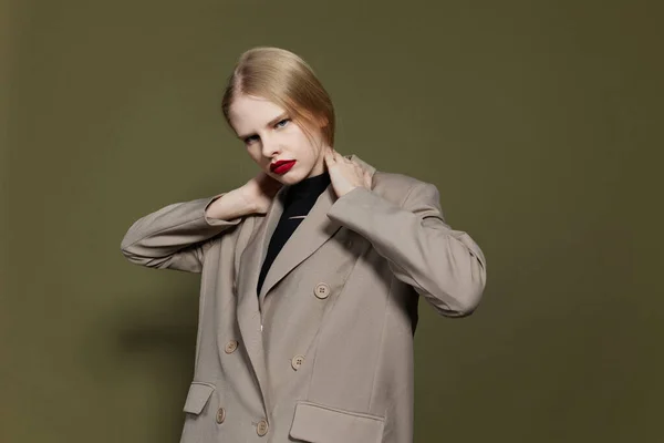 Hübsche Frau mit roten Lippen hält Hand in Gesichtsnähe Studiomodell unverändert — Stockfoto