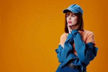 Renk arkaplanı pozu veren alımlı bayan giysisinin portresi değiştirilmemiş