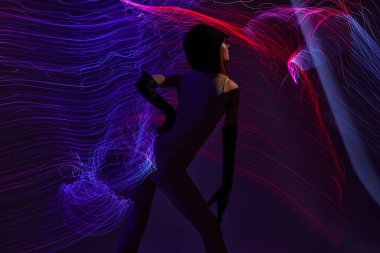 Güzellik modası neon hatları açık poz stüdyo modeli değiştirilmemiş.