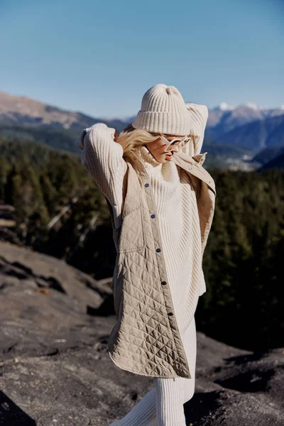 Femme mode vetements montagnes paysage nature style de vie Photo de stock par ShotStudio 544552906
