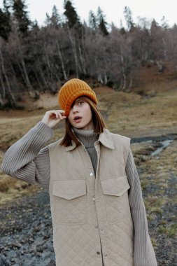 Turuncu şapkalı kadın. Sonbahar rahatlaması.