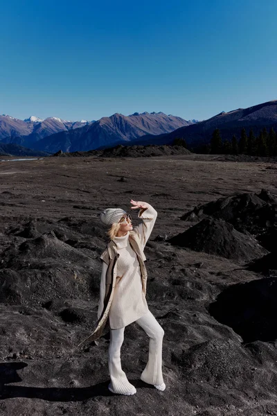 Stylowa kobieta Cliffs góry moda pozowanie natura świeże powietrze krajobraz — Zdjęcie stockowe