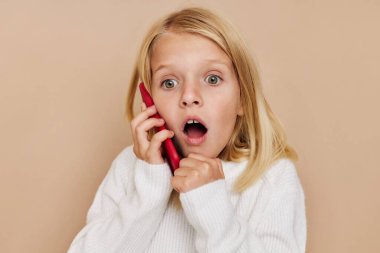 Bej arka planda sarı saçlı, tatlı bir kız.