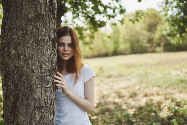 여름 방학 나무에서 자연스럽게 쉬고 있는 행복 한 여인 — 스톡 사진