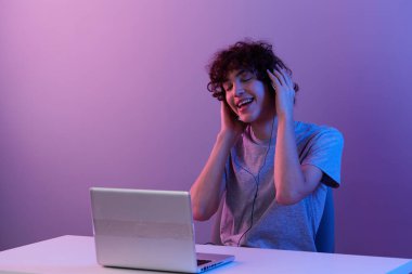 Man online oyunları pozitif eğlenceli internet yaşam tarzı teknolojisi