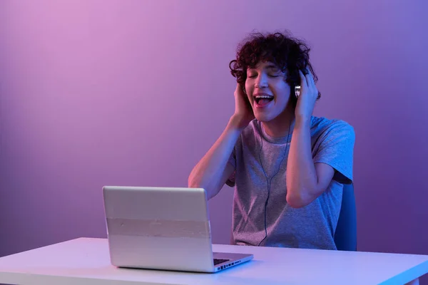 Gamer in headphones in front of laptop entertainment Lifestyle technology — Φωτογραφία Αρχείου