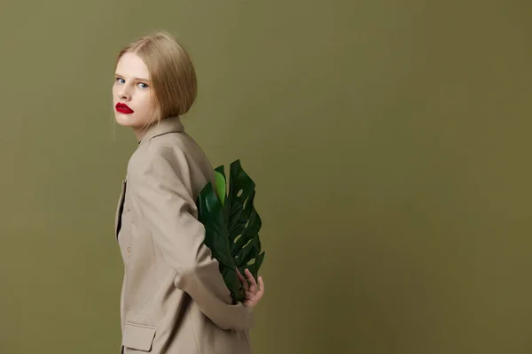 Glamorous Woman Red Lips Holding Palm Leaf Posing High Quality — Foto Stock