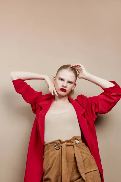 ファッショナブルな女性化粧品赤い唇ファッションライフスタイルポーズ — ストック写真