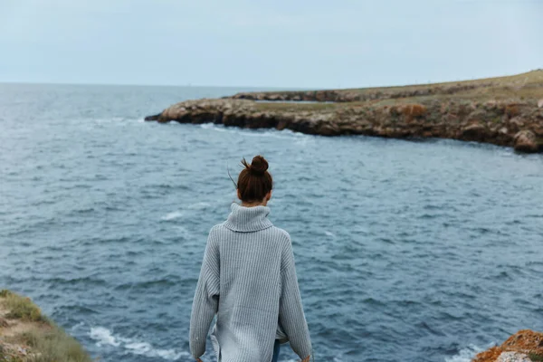 Woman Gray Sweater Standing Rocky Shore — Stok fotoğraf