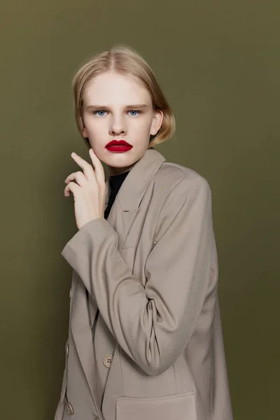 Glamorous woman in coat red lips fashion studio model unaltered — Stock Photo, Image