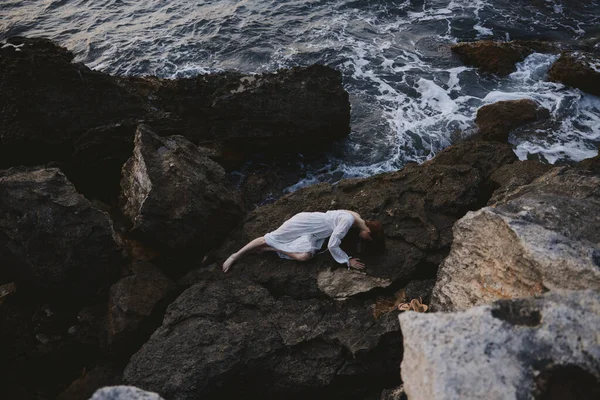 Beautiful Young Woman Long White Dress Lying Rocky Cliff High — Stok fotoğraf