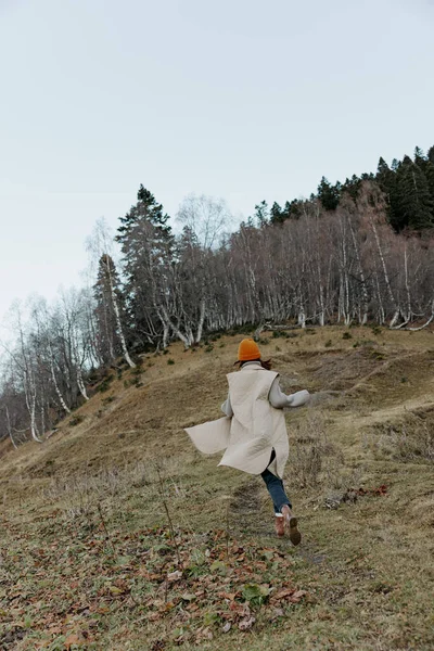 Woman Orange Hat Running Nature High Quality Photo — Stockfoto