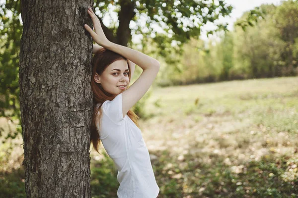 Happy woman resting in nature in the field summer vacation trees grass — Stockfoto