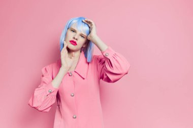 Mavi peruklu kadın. Pembe elbiseli. Kırmızı dudaklı.