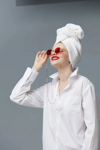 ヘッドスタジオモデルのタオルと女性の赤いサングラス化粧品変更なし — ストック写真
