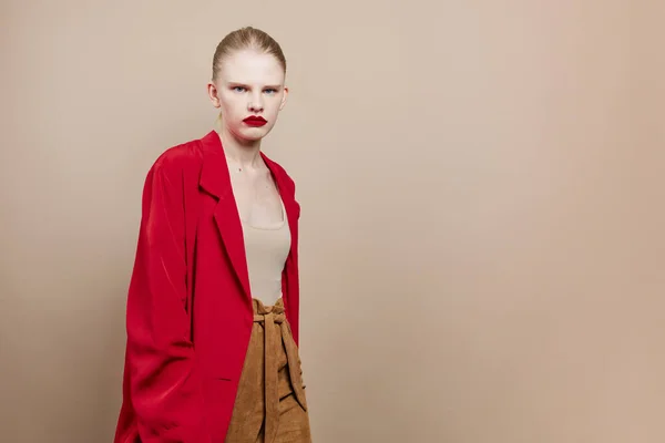 Maquiagem mulher em vermelho modelo estúdio casaco inalterado — Fotografia de Stock