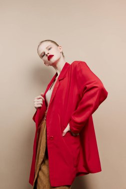 Güzel bayan kırmızı dudak moda stüdyo modeli değiştirilmemiş.