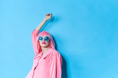 Moda mavisi gözlüklü bir kadın portresi. Makyaj stüdyosu modeli.