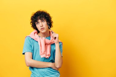 Elinde kalem olan bir adam izole edilmiş bir geçmişi araştırıyor.