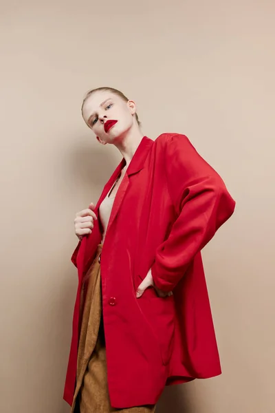 Bonita mujer labios rojos chaqueta de moda modelo de estudio inalterado — Foto de Stock