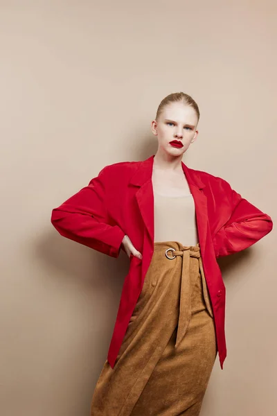 Красива жінка червоні губи модний піджак ізольований фон — стокове фото