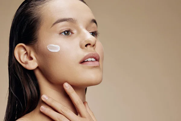 Mujer la aplicación de una mascarilla calmante cosmética Juventud y Cuidado de la piel Concepto — Foto de Stock