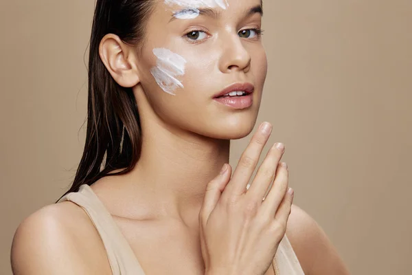 Porträtt kvinna tillämpa en lugnande ansiktsmask kosmetisk närbild make-up — Stockfoto