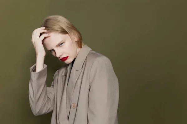 Hezká žena s červenými rty kabát světlé make-up studio model beze změny — Stock fotografie