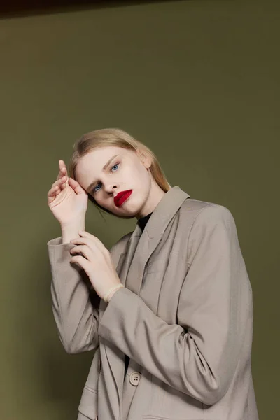 Glamoureuze vrouw met rode lippen houdt hand in de buurt gezicht studio model ongewijzigd — Stockfoto