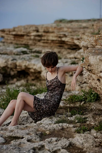 Bela mulher sentada nas pedras paisagem natureza ao ar livre — Fotografia de Stock