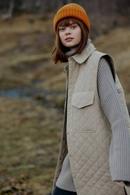 Yapraksız genç kadın ağaçlar seyahat eder. Temiz hava alır.