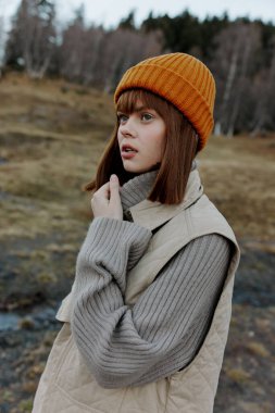 Turistler sonbahar hava durumu dağları manzarası için dışarı çıkarlar.