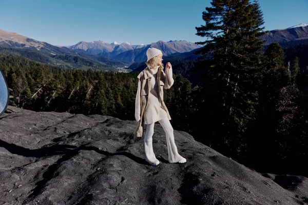 Kobieta stojąca na szczycie górskiego krajobrazu górskiego stylu życia lasu — Zdjęcie stockowe